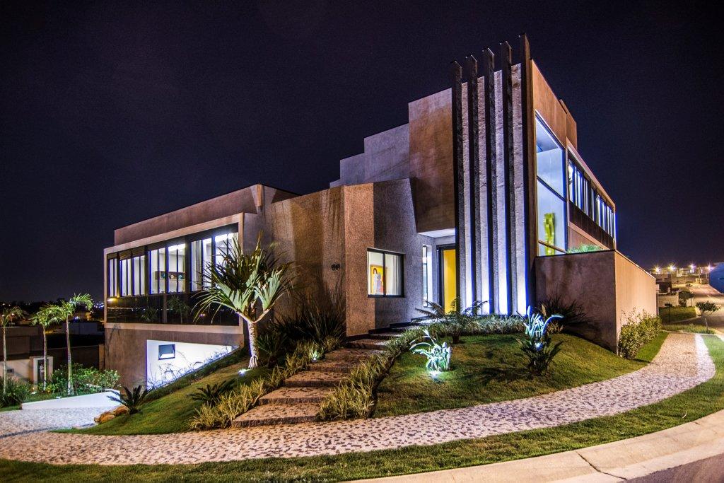 Casa de estilo contemporâneo com revestimentos de alto padrão