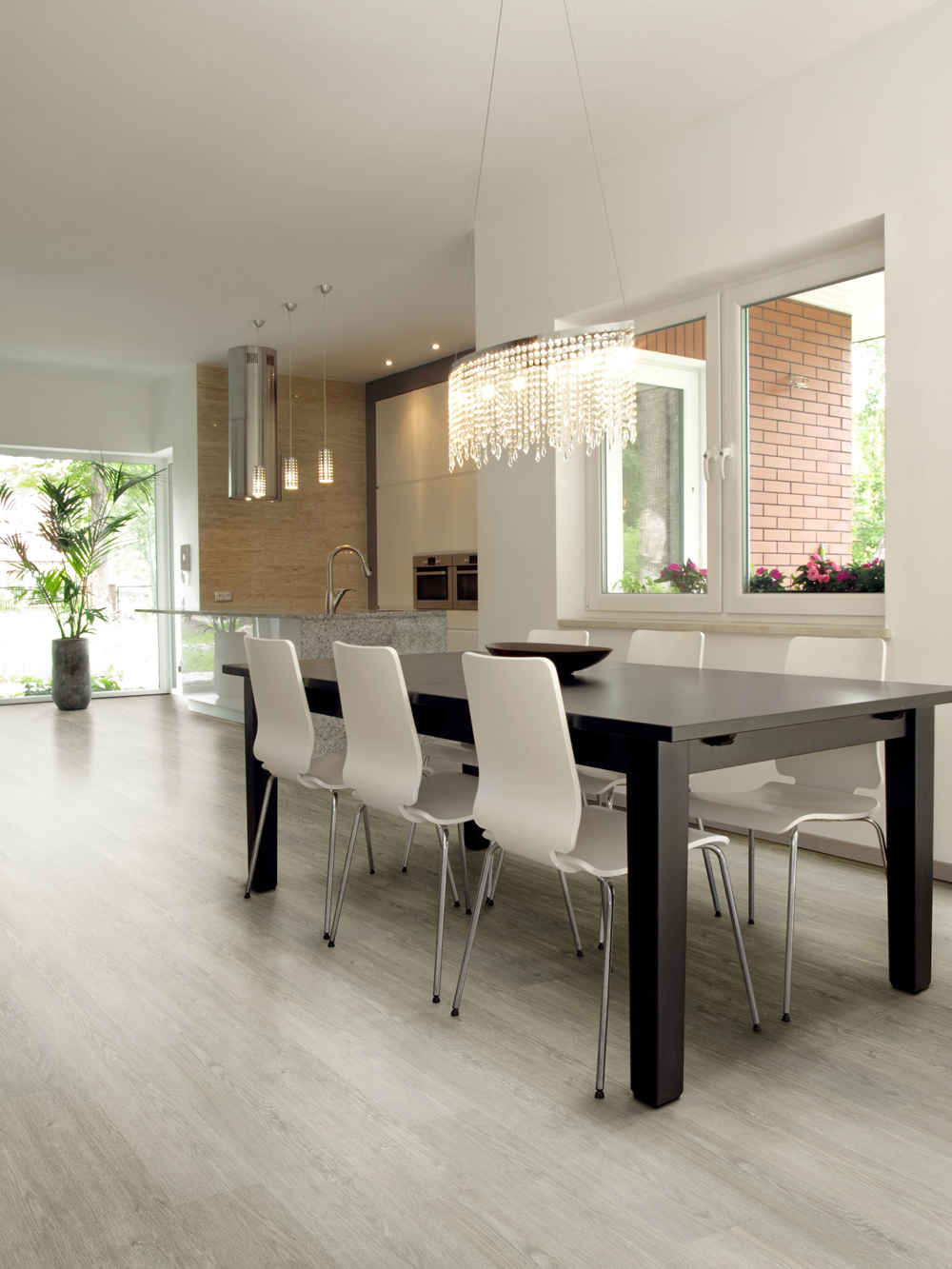 Salas de jantar decoradas com piso vinílico