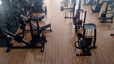 Piso laminado com textura natural de madeira para academia