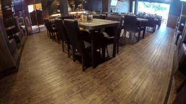 Piso vinílico rústico decora restaurante