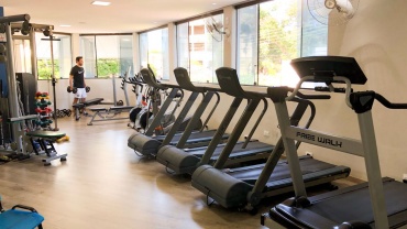 Piso laminado moderno e aconchegante para academia