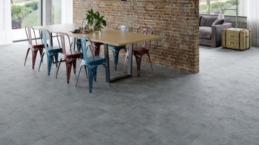 6 ambientes decorados com pisos vinílicos com aparência de pedras e concreto